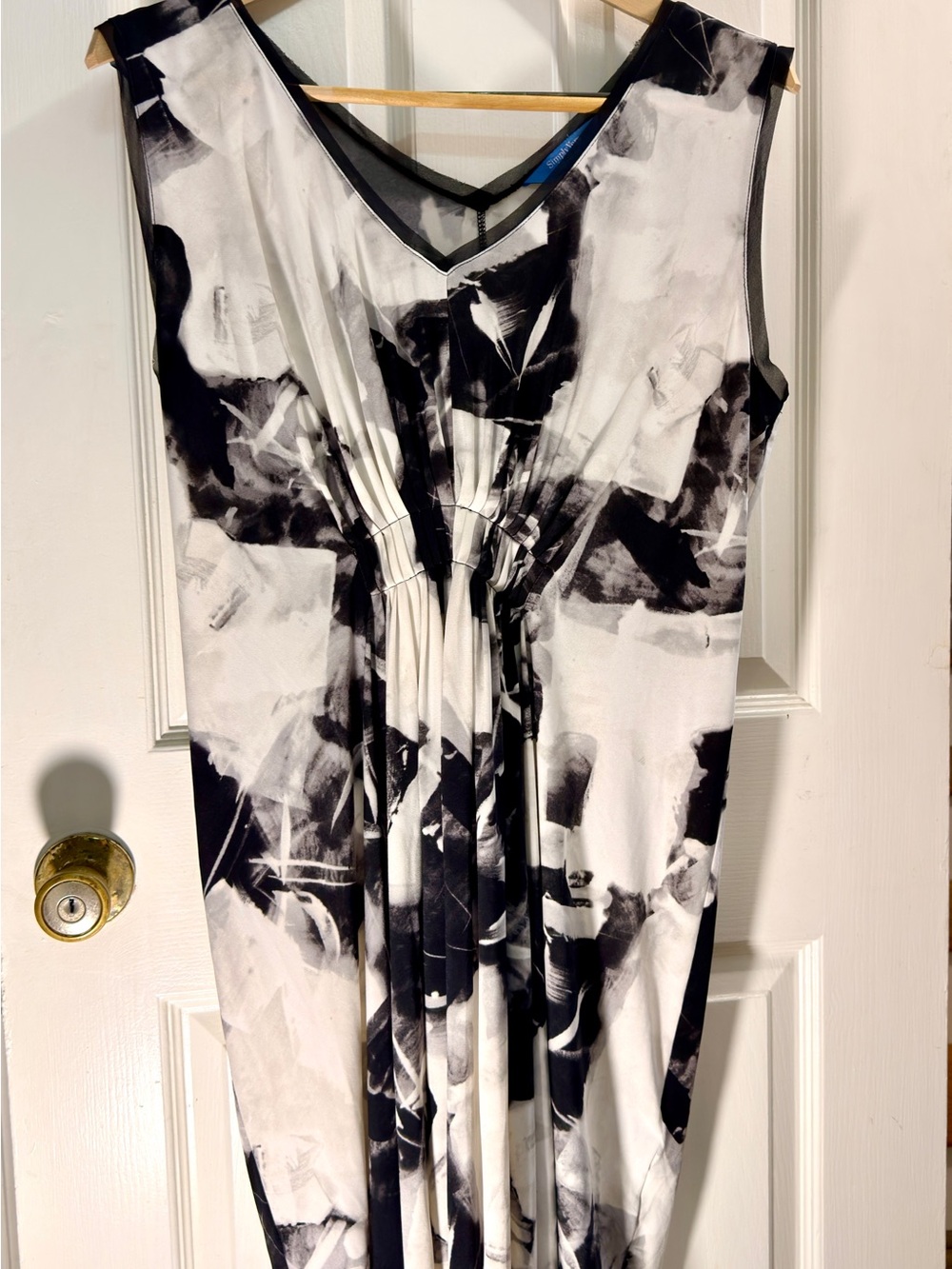 Simply Vera Vera Wang’s Black and White Abstract Midi Dress.